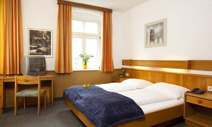 Innsbruck City Centre House | Double room with shower od. Bathroom, WC - Hotel Goldene Krone