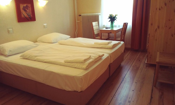 Hamburg City Center Apartment | Double room with shower (WC on the floor)