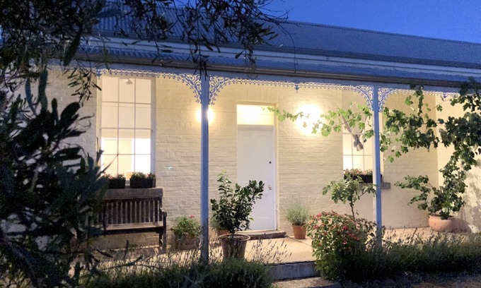 Newstead House | Double Shower, log fire, Romantic Stay. Newstead Cute historic gold field towns