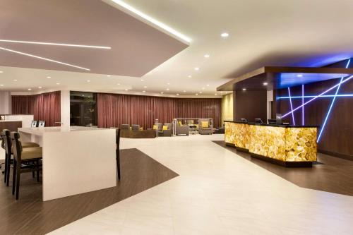 Northeast Mississauga Hotel | DoubleTree by Hilton Hotel Toronto Airport West