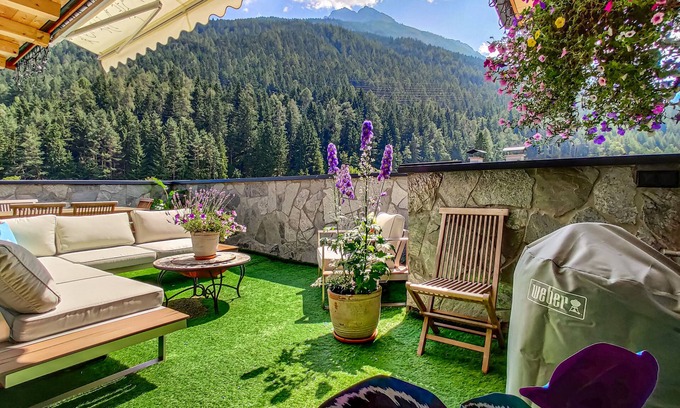 Medraz Apartment | Doug's Mountain Getaway - 'Upper Two Floors'