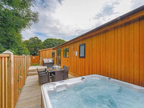 Saddleworth House | Dovestone Luxury Lodges sleeps 6 - pets welcome