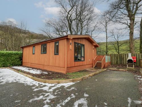Saddleworth House | Dovestone Secluded Luxury Lodges sleeps 6 - pets welcome