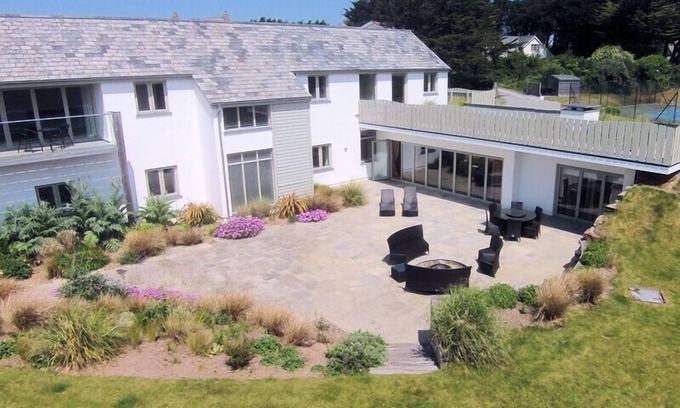 Trebetherick Cottage | DOWNALONG, pet friendly in Daymer Bay