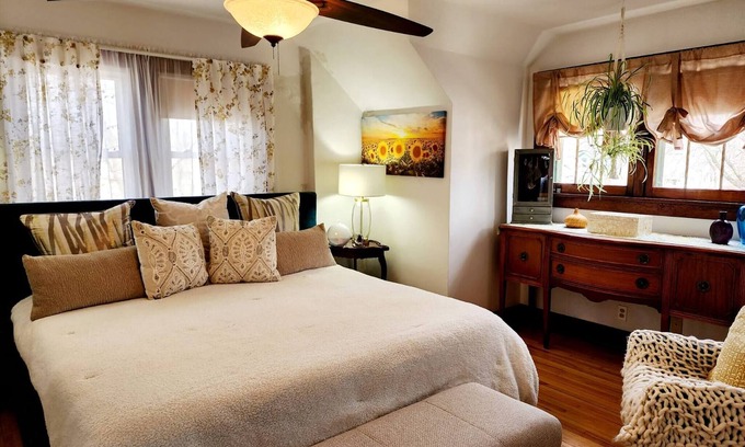La Crosse House | Downtown Boho Home w/Office, Yoga Studio,King Bed