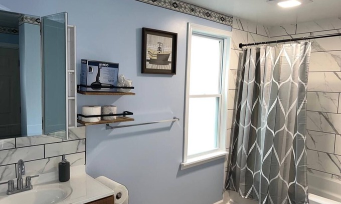 Lakeview House | Downtown Buffalo Entire 6 Bedrooms house with AC, WiFi , and Private Parking