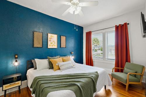 Eustis Apartment | Downtown Den-King Bed~Heart of Eustis~Queen Sleeper~Upstairs~Bright & Happy