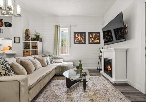 Drumheller House | Downtown Den - Steps Away from Worlds Largest Dino