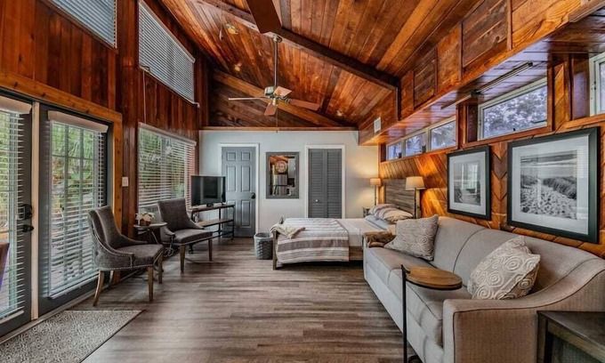 Dunedin Apartment | Downtown Dunedin B&B - Rustic Cabin with Pool