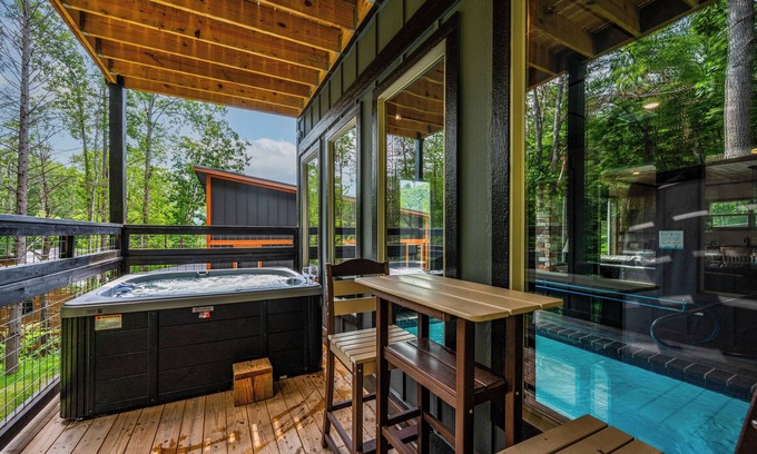 Gatlinburg Cabin | DOWNTOWN GATLINBURG, INDOOR POOL, PET FRIENDLY