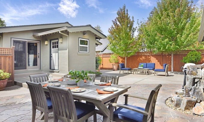 Healdsburg Cottage | Downtown Healdsburg Wine Country Retreat