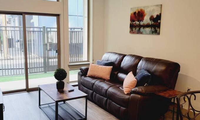 Washington Ave./ Memorial Park Apartment | Downtown-Heights