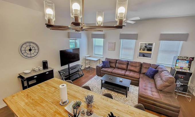 Lehighton Apartment | Downtown Lehighton bnb! 5min drive to Jim Thorpe!