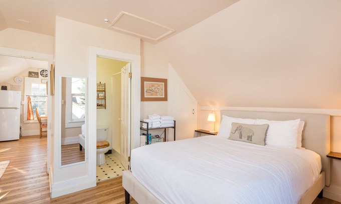 Arcata Apartment | ☮️Downtown Loft-Sauna,Bikes,Hot Tub & Great Fun awaits you-Dog ok