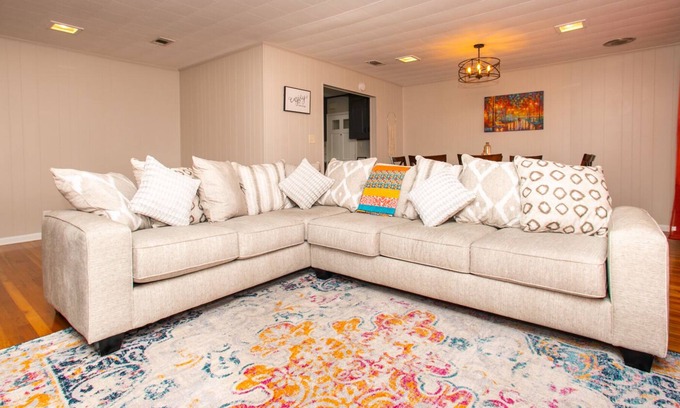 South Pensacola House | DOWNTOWN Pensacola, great for big groups up to 12!