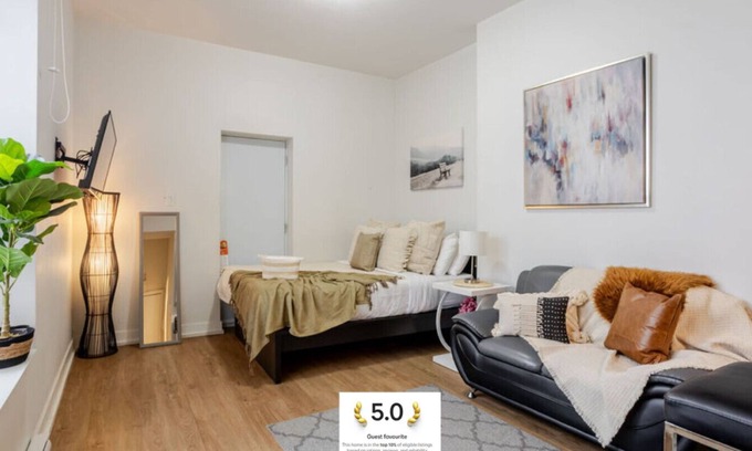 Downtown Montreal Apartment | Downtown Retreat, 4-min Walk to Metro