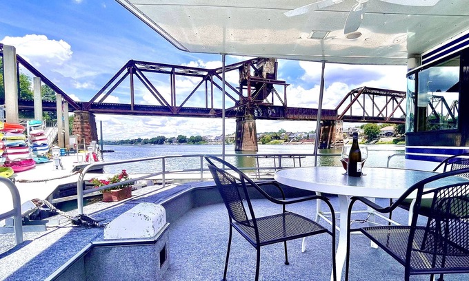 Downtown Boat Rental | Downtown Retreat Aboard Savannah Rae