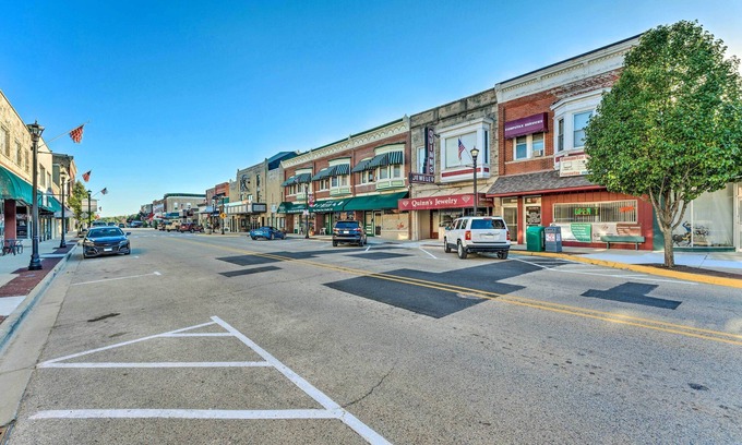 Rochelle Apartment | Downtown Rochelle Apt - Walk to Restaurants!