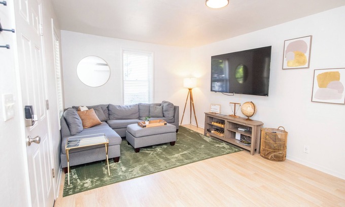 Murphy House | Downtown Rogue River, Game Room, 70" Smart TV, Two Minutes to I-5