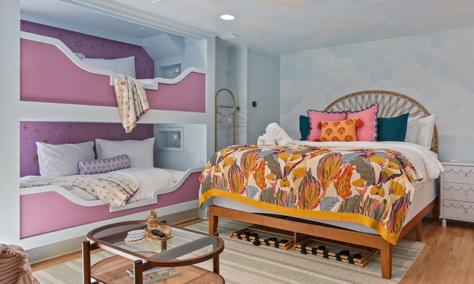 Historic District - North Apartment | Downtown Savannah Condo on Jones St * Full Kitchen * Walk to Forsyth Park
