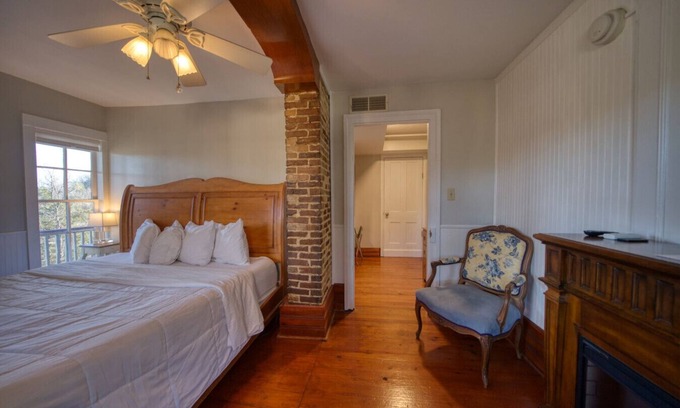 Eureka Springs Historic District House | Downtown Secret Garden Piedmont