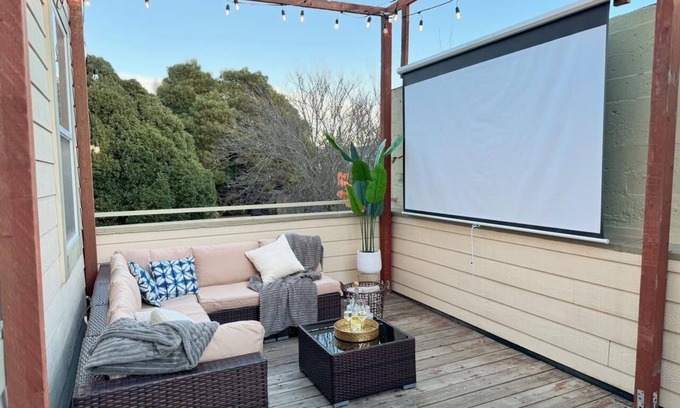 Lone Mountain Apartment | Downtown SF retreat: luxury stay, outdoor cinema
