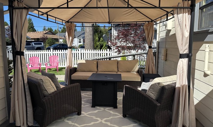 Snoqualmie House | Downtown Snoqualmie Home - Hot Tub, Fully Fenced Yard - Pet Friendly!