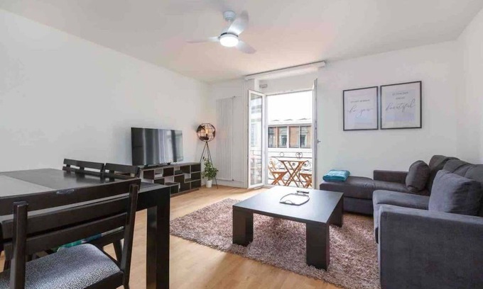 Werd Apartment | Downtown Spacious 2-Bedroom Luxury Apartment 3B