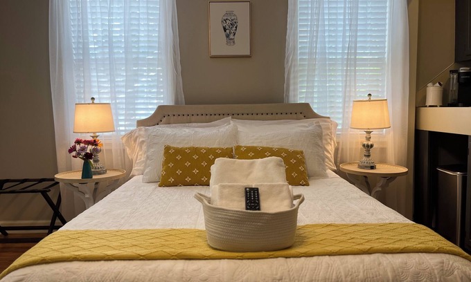 Summerville Historic District Apartment | Downtown Summerville Historic District Studio