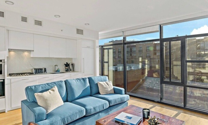 Shaw Bed & Breakfast | Downtown |Views | Luxury | Sunny