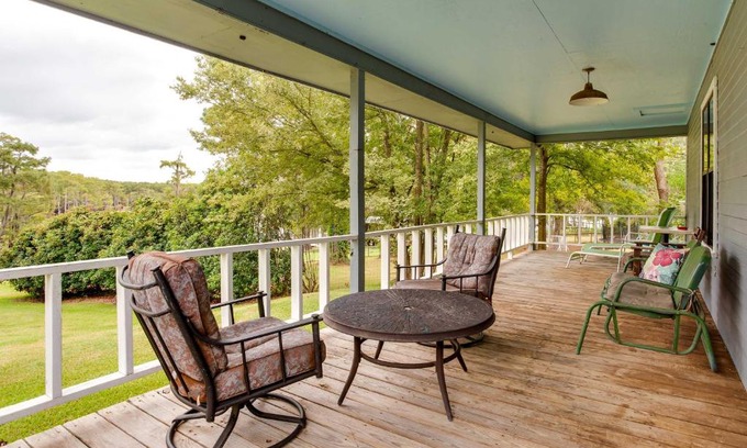 Doyline House | Doyline Cottage with Large Porch and Lake Access!