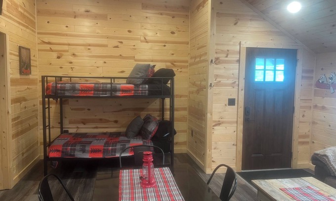 Fountain City House | Dragonfly Nest, River views, cabin style