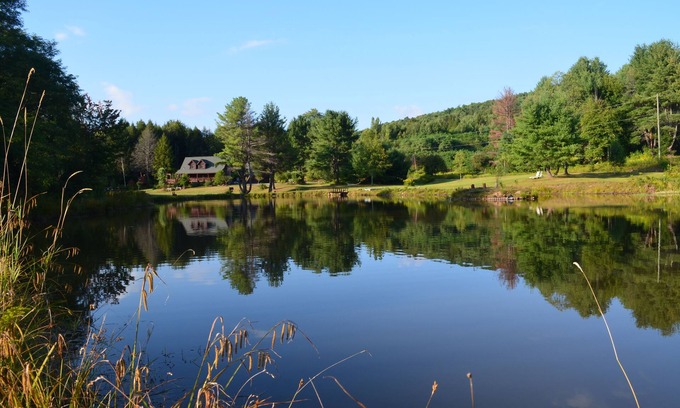 Windham Cabin | DREAM LOG CABIN 110 Acres/Hot Tub/5 Minutes to the slopes/pond/river/internet