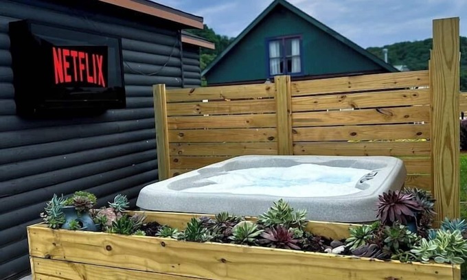 Bellevue Cabin | Dream Maker | River Cabin+ Hot Tub w/TV+ Pickleball