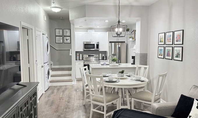 Venetian Bay Villages Condo | Dream Stay Disney! Charming 3 bedroom Themed Rooms/Sleeps 10/Pet Friendly