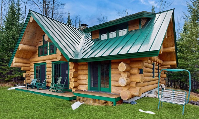 Franconia House | Dreamy, dog-friendly cabin home near Cannon Mountain Ski Resort
