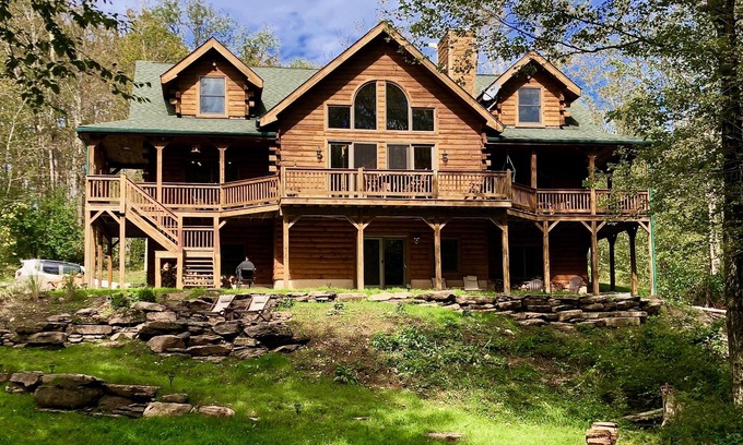 Livingston Manor House | Dreamy Lakefront Log Cabin - 2hrs from NYC! Sleeps 14 (5Bed/3Bth) 7 private acre