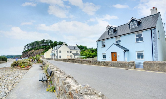 Amroth House | Driftwood - Five Bedroom House, Sleeps 10