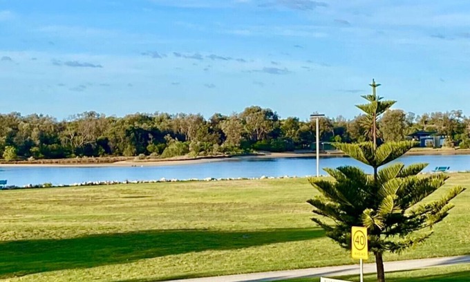 Lakes Entrance Apartment | Driftwood Townhouse 2 Waterfront-Central Location