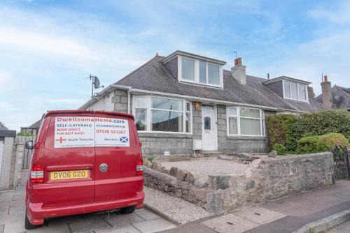 Central Aberdeen House | Driveway Parking for 2 Vehicles, 3 Bedroom House, 2 Kings 1 Double, Garden, Fast WIFI, Ideal for Long Term Contractor, etc Stays, Regular Housekeeping Option - See Our Dwellcome Home Ltd Site for Assurance