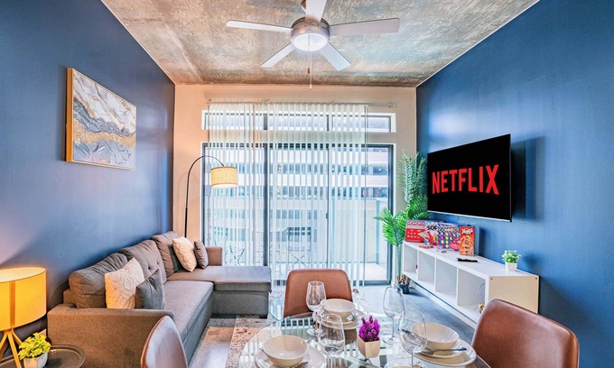Evans Churchill Apartment | DT PHX Getaway with Balcony | Gym + Pool + Parking