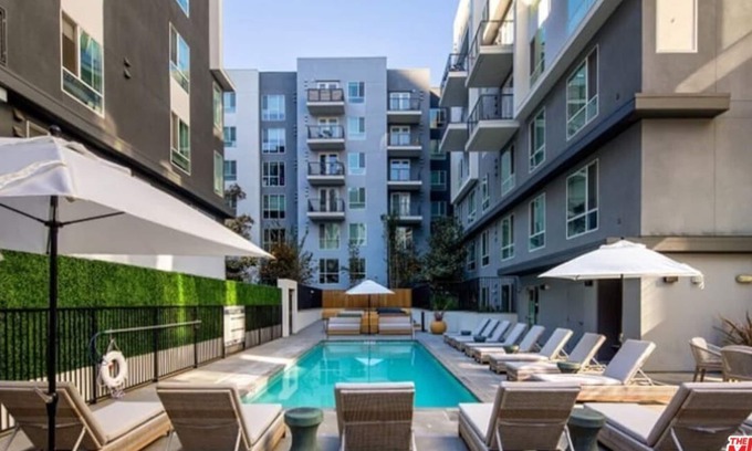 Palms Apartment | DTLA Luxury Condo with Pool, Gym, Work Pods & Conference Room