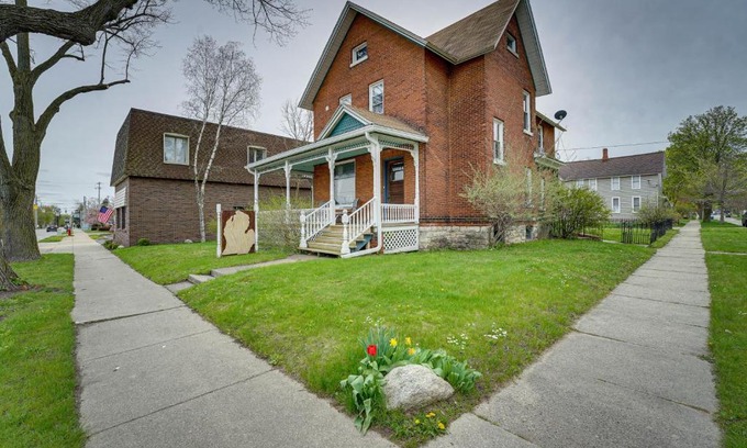 Manistee House | Dtwn Victorian Home - 1 Mi to Lake Michigan Beach!