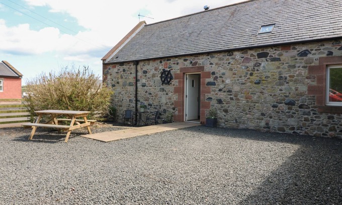 Berwick-upon-Tweed Cottage | DUBH SGEIR ANNEX, romantic, character holiday cottage in Chirnside
