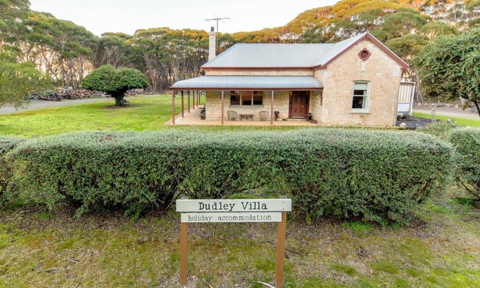 Dudley East Cottage | Dudley Villa pet and family friendly