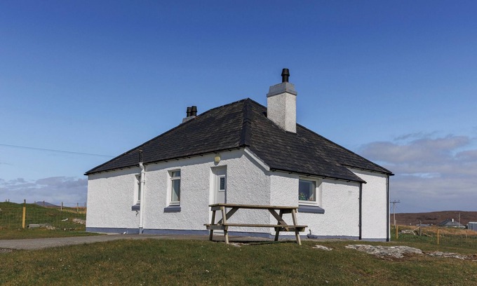 Aisgernis Cottage | DUN BUIDHE, pet friendly in Daliburgh, Isle Of South Uist