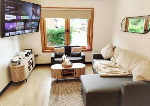 Glenisla House | Dundee Beach Villa with Free Parking
