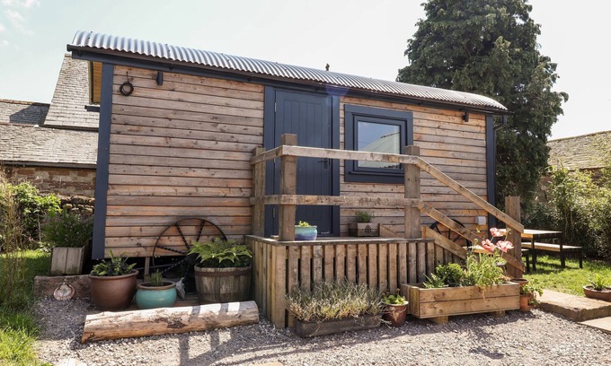Knock Cottage | DUNFELL SHEPHERD'S HUT, pet friendly in Appleby-In-Westmorland