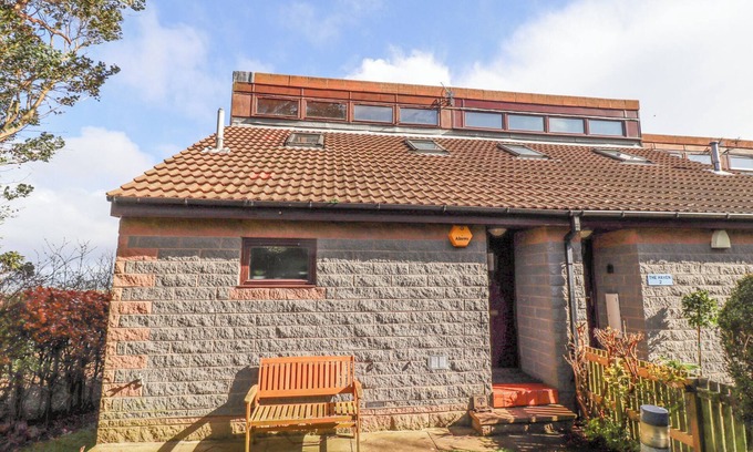 Embleton Cottage | DUNSTANBURGH VIEW, pet friendly, country holiday cottage in Embleton
