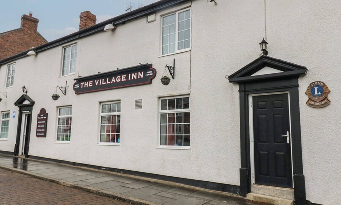 Seaham Cottage | DURHAM CASTLE ROOM, pet friendly in Murton, County Durham